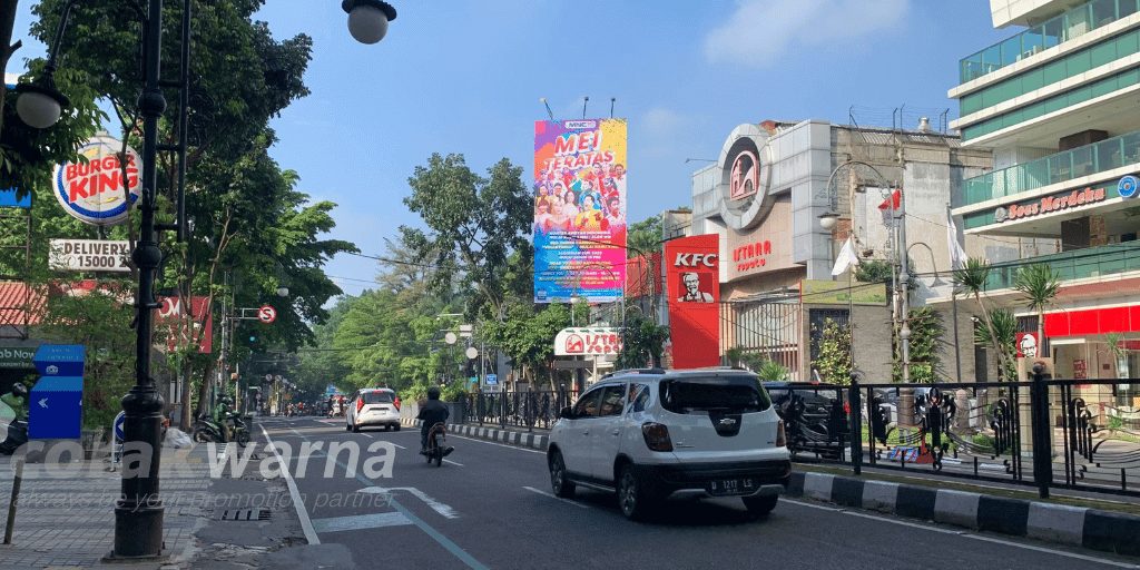 Papan Iklan di Jalan Merdeka
